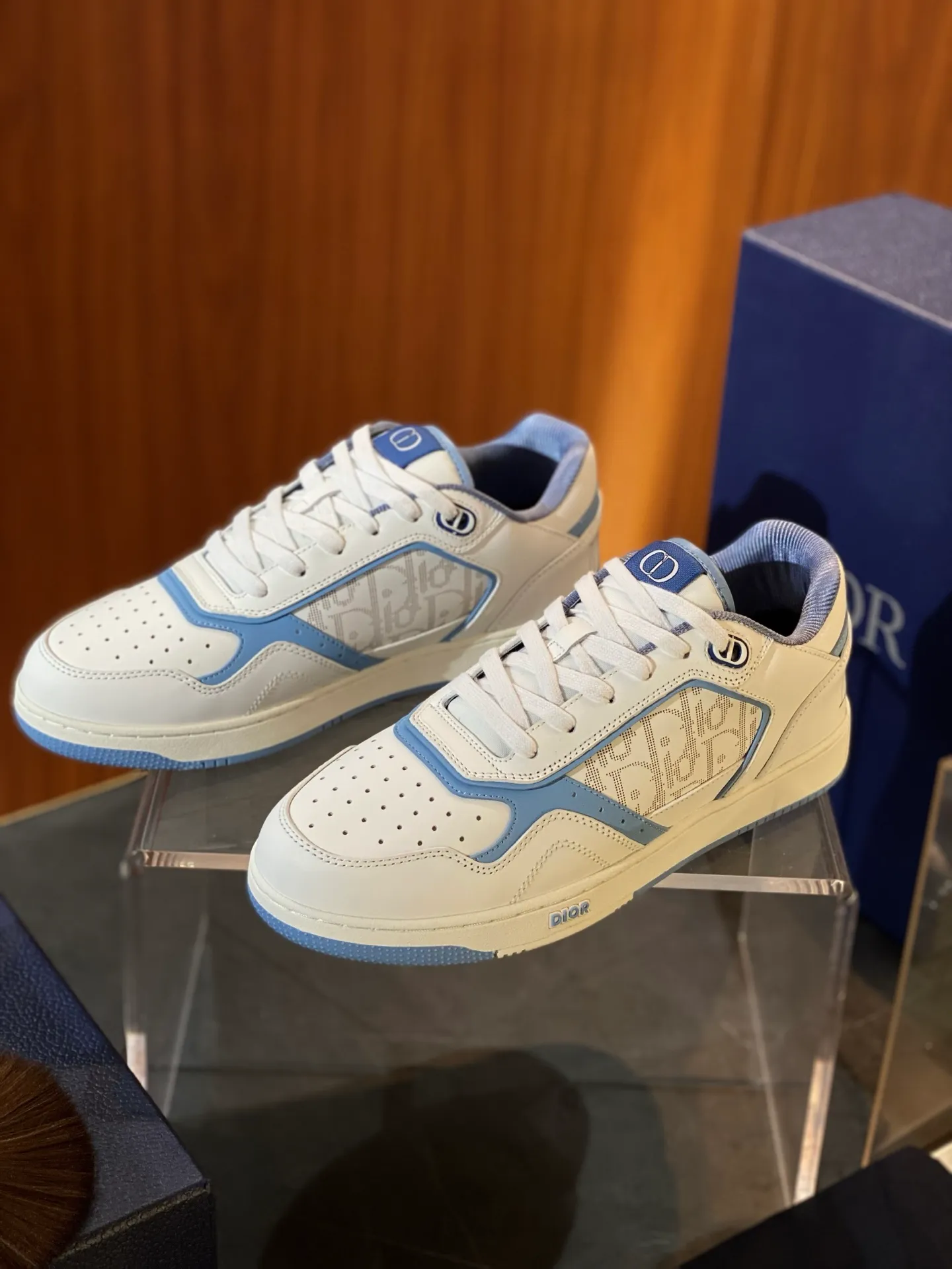 💰780 Dior | New B27 styles for men and women ♞size; women 35~40 men 38~47 DIOR AND HYLTON NEL B27 Uptown The best and most eye-catching Dior is B27, the combination is invincible. Versatile for daily use, no choice of combinations. B27 feels comfortable on the feet ~ If you like this kind of elegant and simple color matching, you must buy it